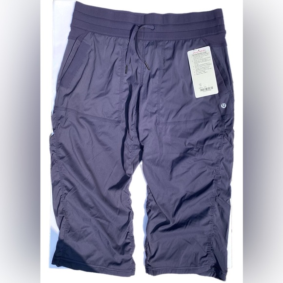 Lululemon Studio Crop *No
Liner Cadet Blue Size 10 NWT - Picture 14 of 16